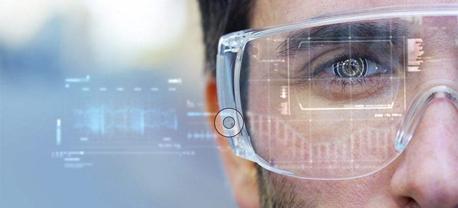 Mann mit Augmented-Reality-Brille im Einsatz für den Remote Support